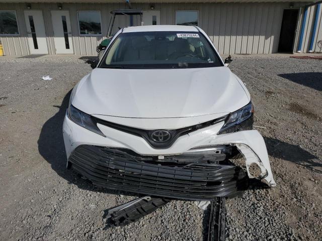 4T1B11HK1JU542036 - 2018 TOYOTA CAMRY L WHITE photo 5