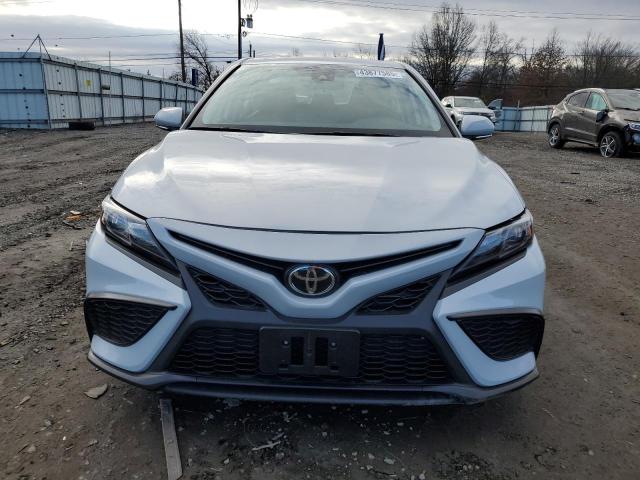 4T1G11AK0PU180807 - 2023 TOYOTA CAMRY SE NIGHT SHADE WHITE photo 5