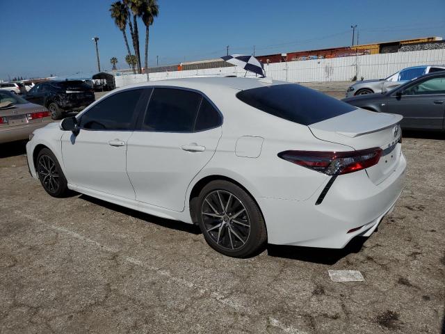 4T1G11AK5RU204411 - 2024 TOYOTA CAMRY SE NIGHT SHADE WHITE photo 2