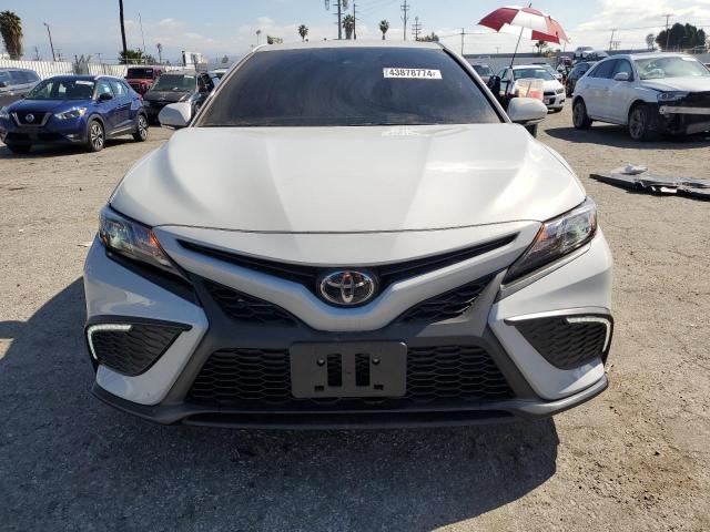 4T1G11AK5RU204411 - 2024 TOYOTA CAMRY SE NIGHT SHADE WHITE photo 5