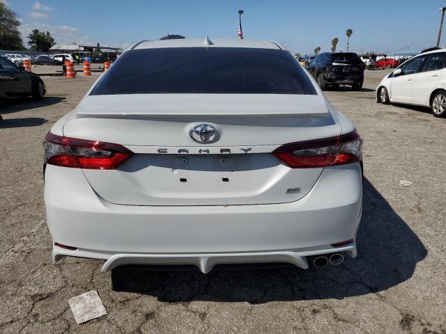 4T1G11AK5RU204411 - 2024 TOYOTA CAMRY SE NIGHT SHADE WHITE photo 6