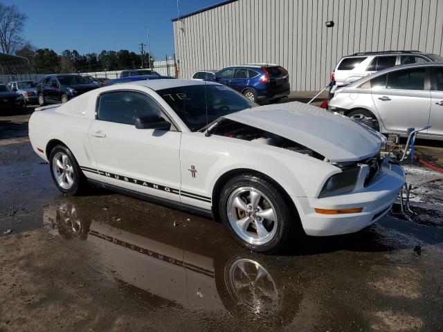 1ZVFT80N875240838 - 2007 FORD MUSTANG WHITE photo 4