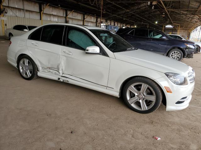 WDDGF5EB8BR179011 - 2011 MERCEDES-BENZ C 300 WHITE photo 4