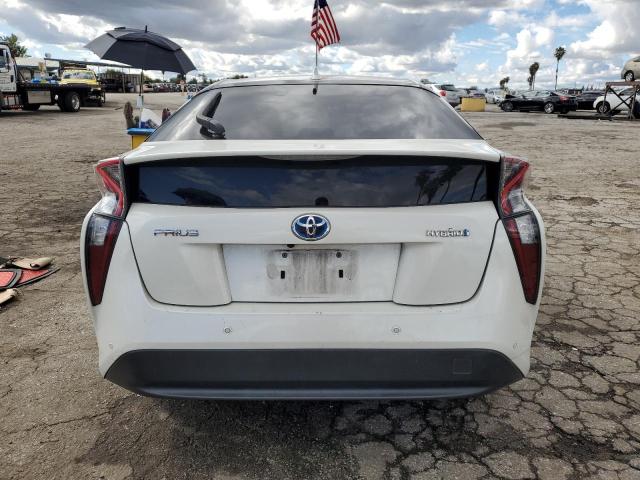 JTDKARFU1J3065525 - 2018 TOYOTA PRIUS WHITE photo 6