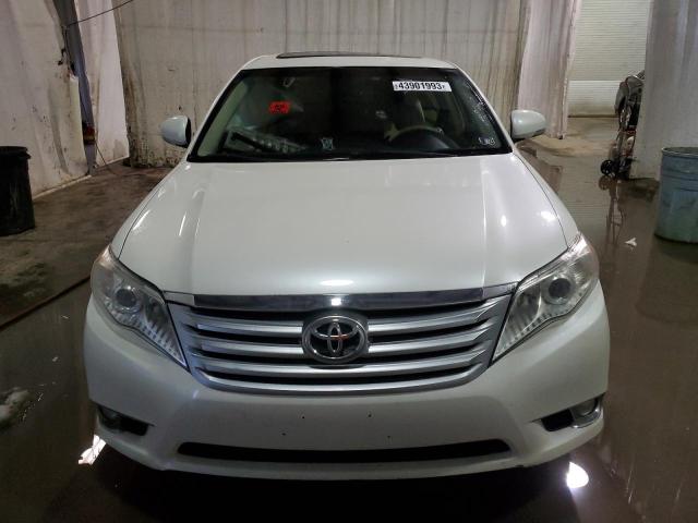 4T1BK3DBXBU435499 - 2011 TOYOTA AVALON BASE WHITE photo 5