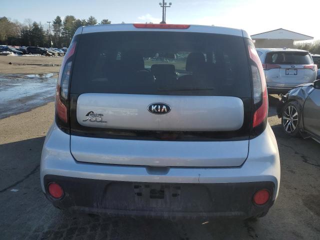 KNDJN2A29J7549741 - 2018 KIA SOUL SILVER photo 6