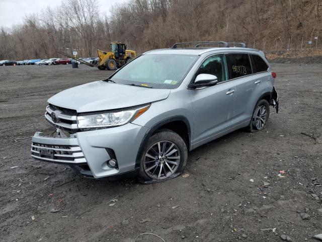 5TDJZRFH9JS525262 - 2018 TOYOTA HIGHLANDER SE SILVER photo 1