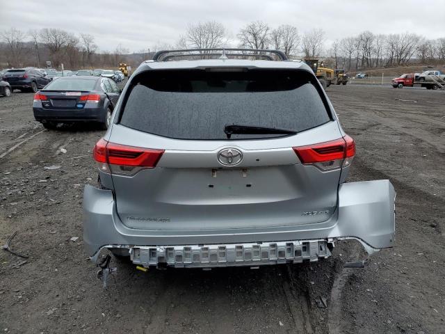 5TDJZRFH9JS525262 - 2018 TOYOTA HIGHLANDER SE SILVER photo 6