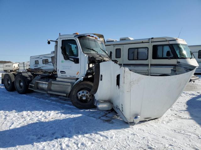 1XPCD40X4JD477139 - 2018 PETERBILT 567 WHITE photo 1