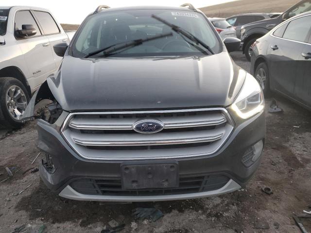 1FMCU9H97JUC39270 - 2018 FORD ESCAPE SEL ნაცრისფერი ფოტო 5