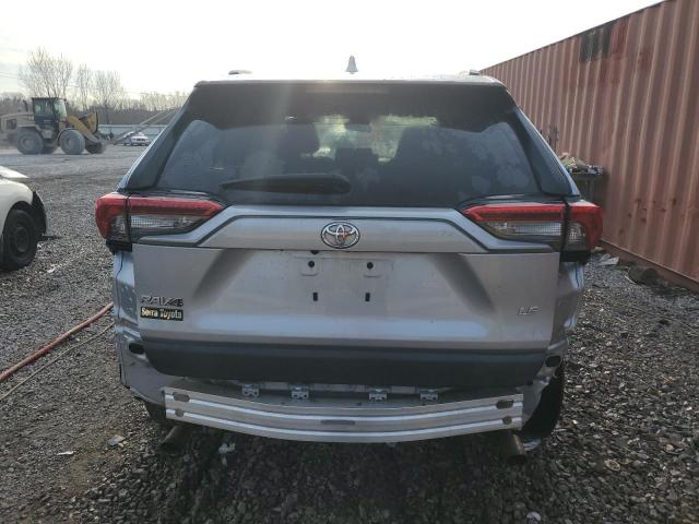 2T3H1RFVXKW052113 - 2019 TOYOTA RAV4 LE 银色 照片 6