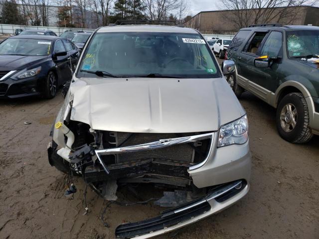 2C4RC1CG7FR506405 - 2015 CHRYSLER TOWN & COU GOLD photo 5