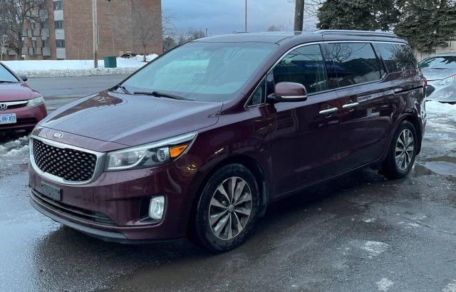 KNDMC5C12J6370343 - 2018 KIA SEDONA EX BURGUNDY photo 2