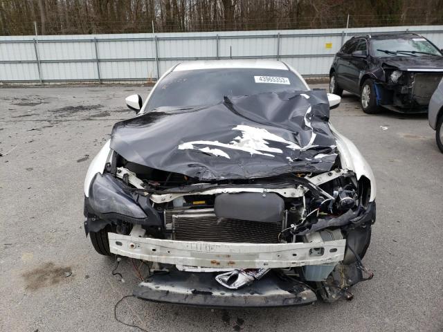 JF1ZNAA16D2718867 - 2013 TOYOTA SCION FR-S WHITE photo 5