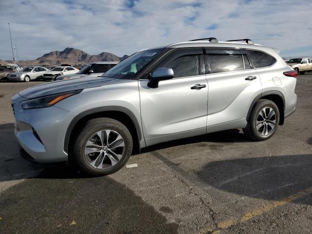 5TDHZRBH1NS586955 - 2022 TOYOTA HIGHLANDER XLE 银色 照片 1