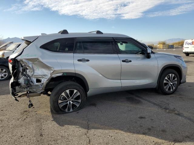 5TDHZRBH1NS586955 - 2022 TOYOTA HIGHLANDER XLE 银色 照片 3