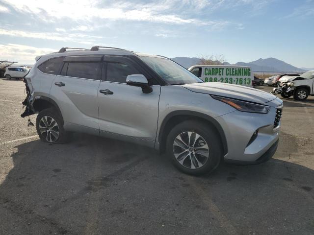 5TDHZRBH1NS586955 - 2022 TOYOTA HIGHLANDER XLE 银色 照片 4