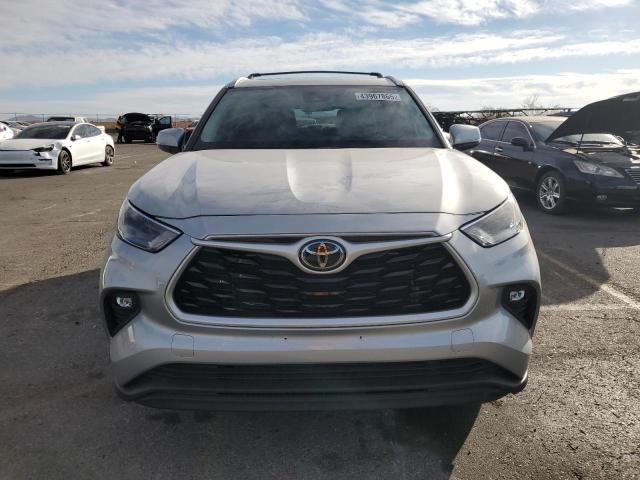 5TDHZRBH1NS586955 - 2022 TOYOTA HIGHLANDER XLE 银色 照片 5