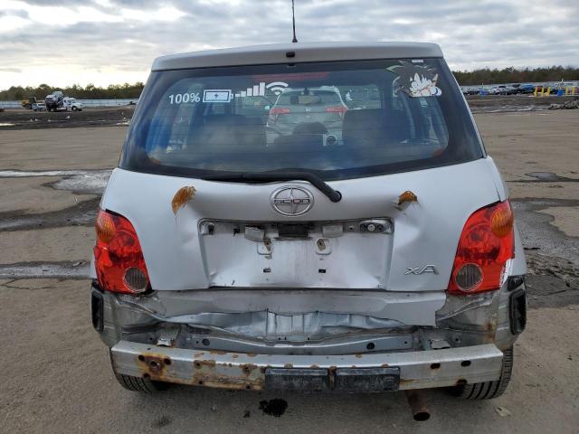 JTKKT624050100974 - 2005 TOYOTA SCION XA SILVER photo 6