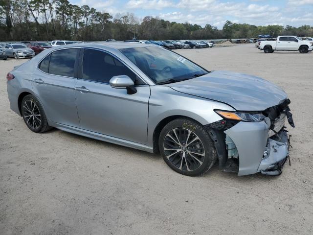 4T1B11HK7JU503760 - 2018 TOYOTA CAMRY L SILVER photo 4