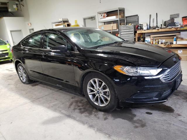 3FA6P0H73HR388253 - 2017 FORD FUSION SE BLACK photo 4