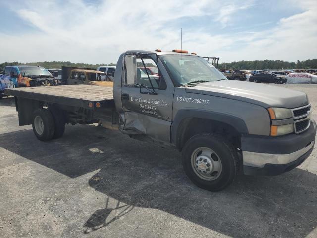 1GBJC34U26E257428 - 2006 CHEVROLET silverado C3500 GRAY photo 4