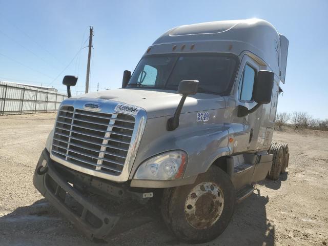 1FUJGLDR0JLHF2749 - 2018 FREIGHTLINER CASCADIA 1 SILVER photo 2