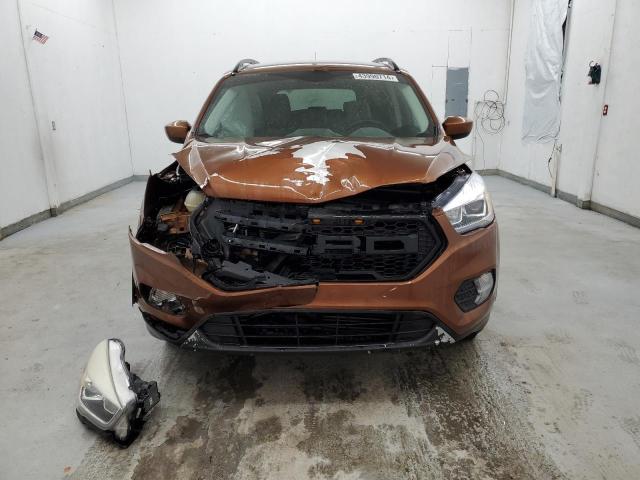 1FMCU9G99HUC76090 - 2017 FORD ESCAPE SE BROWN photo 5