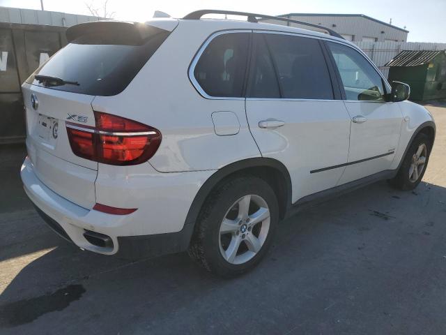 5UXZV8C5XBL421576 - 2011 BMW X5 XDRIVE50I WHITE photo 3