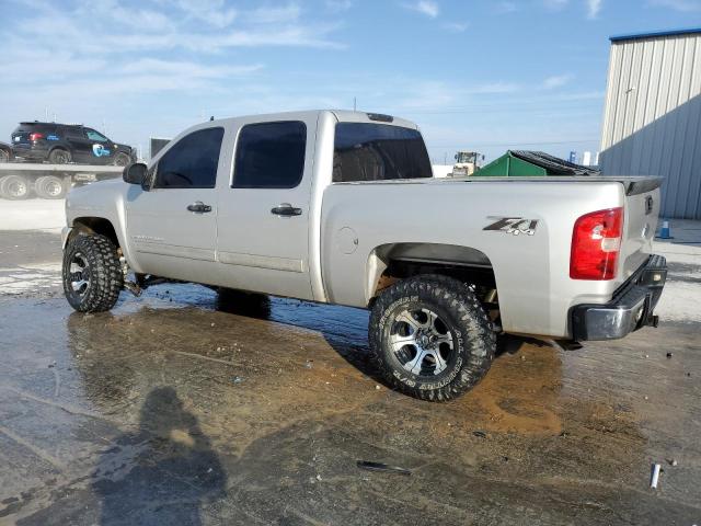 2GCEK13M471645690 - 2007 CHEVROLET SILVERADO K1500 CREW CAB SILVER photo 2