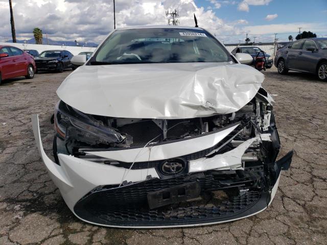 5YFEPMAEXMP255527 - 2021 TOYOTA COROLLA LE WHITE photo 5