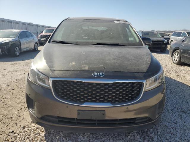 KNDMB5C15H6314278 - 2017 KIA SEDONA LX GRAY photo 5