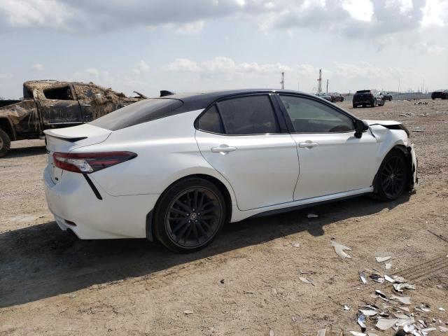 4T1KZ1AKXMU047650 - 2021 TOYOTA CAMRY TRD WHITE photo 3