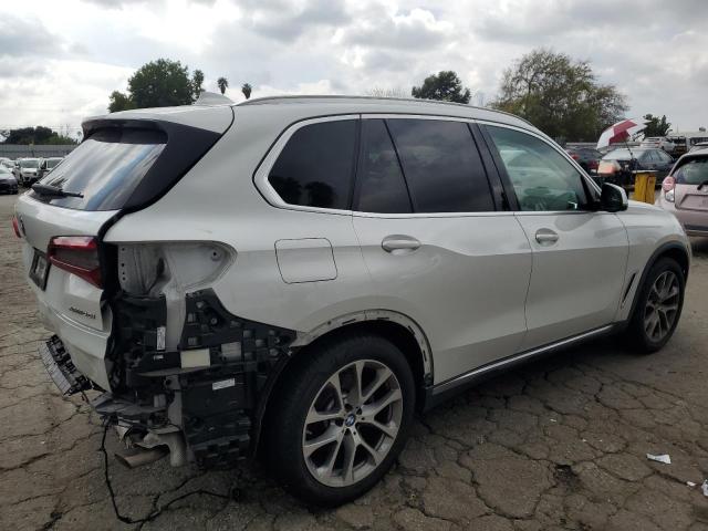 5UXCR6C52KLK99813 - 2019 BMW X5 XDRIVE40I WHITE photo 3