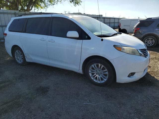 5TDYK3DC1DS286754 - 2013 TOYOTA SIENNA XLE WHITE photo 4