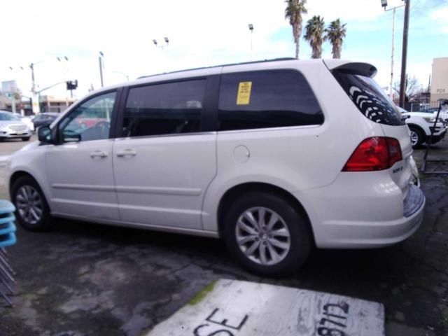 2C4RVABG4CR354185 - 2012 VOLKSWAGEN ROUTAN SE WHITE photo 3