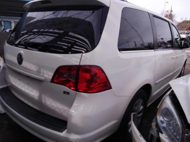 2C4RVABG4CR354185 - 2012 VOLKSWAGEN ROUTAN SE WHITE photo 4