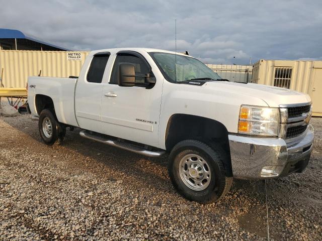 1GCHK29657E564742 - 2007 CHEVROLET SILVERADO K2500 HEAVY DUTY WHITE photo 4