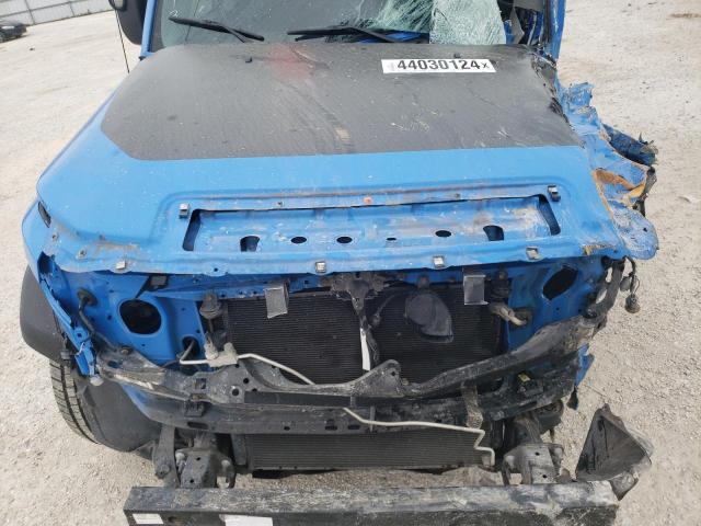 JTEZU11F270009406 - 2007 TOYOTA FJ CRUISER BLUE photo 11