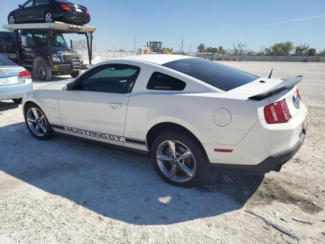 1ZVBP8CH7A5123476 - 2010 FORD MUSTANG GT WHITE photo 2