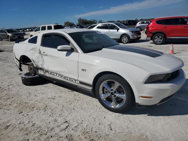 1ZVBP8CH7A5123476 - 2010 FORD MUSTANG GT WHITE photo 4