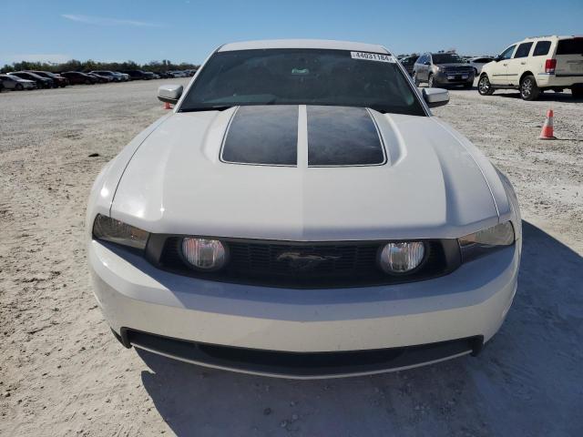 1ZVBP8CH7A5123476 - 2010 FORD MUSTANG GT WHITE photo 5