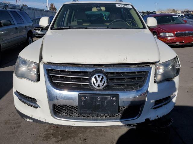 WVGBE77L99D028870 - 2009 VOLKSWAGEN TOUAREG 2 V6 WHITE photo 5