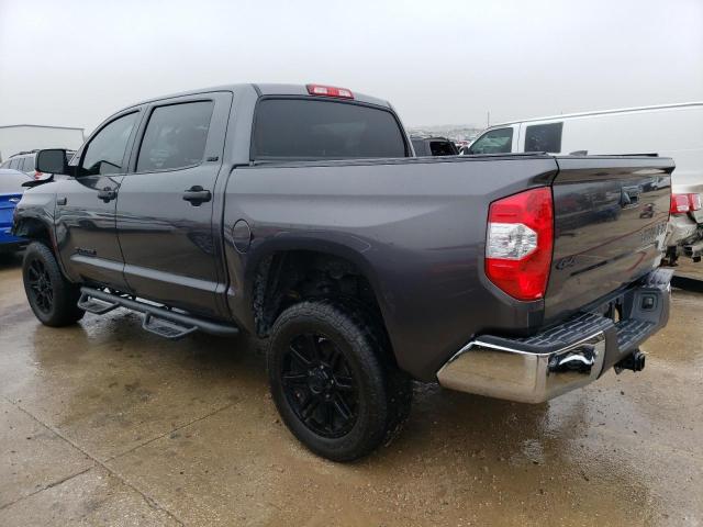 5TFDW5F15HX672071 - 2017 TOYOTA TUNDRA CREWMAX SR5 GRAY photo 2