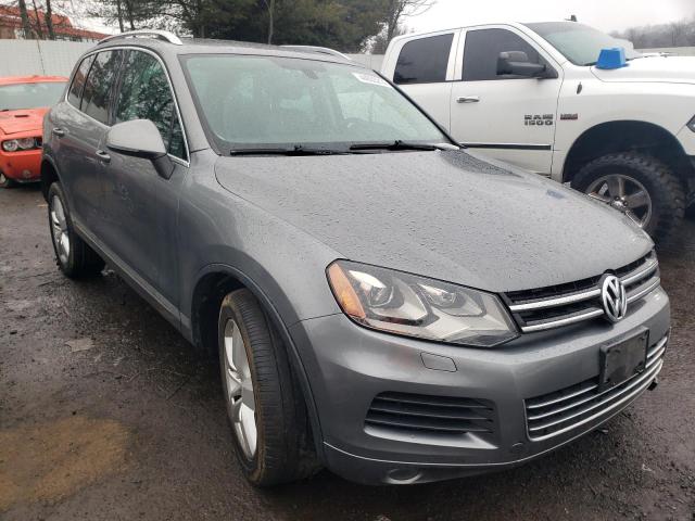 WVGEF9BP4ED000789 - 2014 VOLKSWAGEN TOUAREG V6 GRAY photo 4