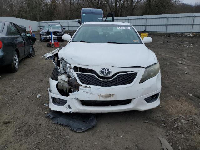 4T1BK3EK8BU632475 - 2011 TOYOTA CAMRY SE WHITE photo 5