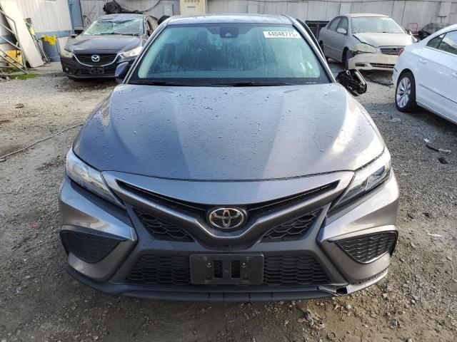 4T1G11AK4RU916652 - 2024 TOYOTA CAMRY SE NIGHT SHADE GRAY photo 5