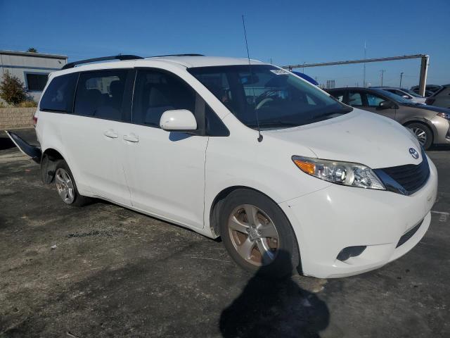 5TDKK3DC5DS335590 - 2013 TOYOTA SIENNA LE WHITE photo 4