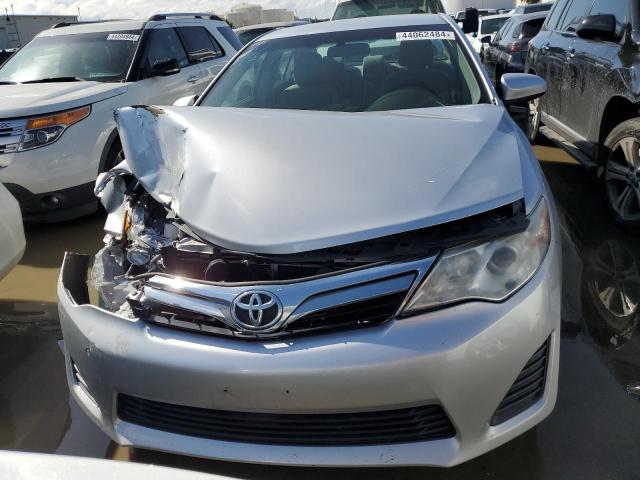 4T4BF1FK2DR308096 - 2013 TOYOTA CAMRY L SILVER photo 5