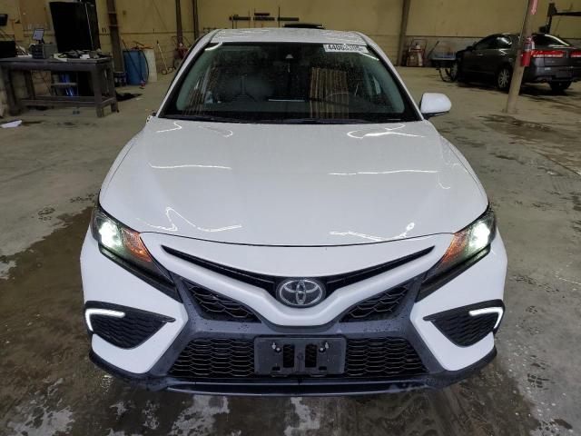 4T1G11AK2PU749401 - 2023 TOYOTA CAMRY SE NIGHT SHADE WHITE photo 5